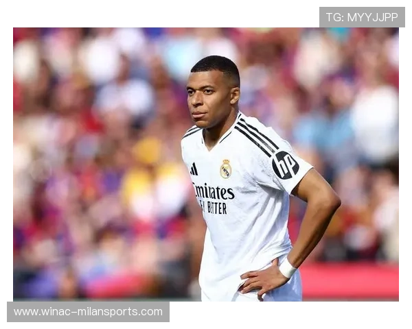 姆巴佩与前任教练深情拥抱，师徒情谊暖心