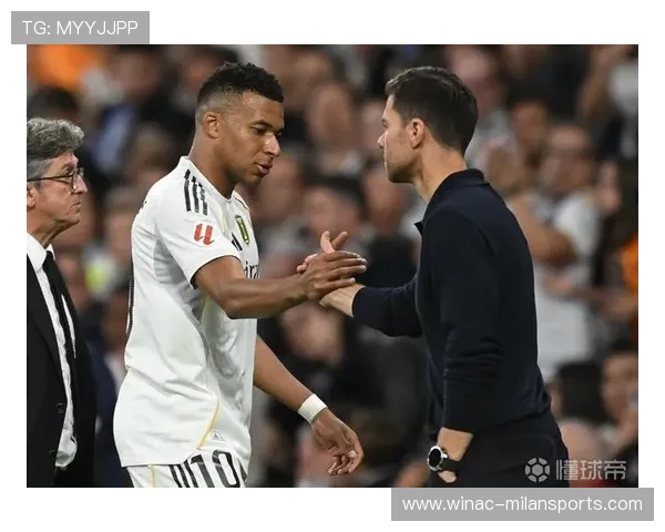 姆巴佩与前任教练深情拥抱，师徒情谊暖心