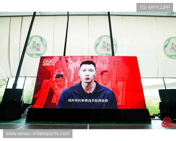 易建联现场观战引全场欢呼